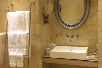 Bathroom sink