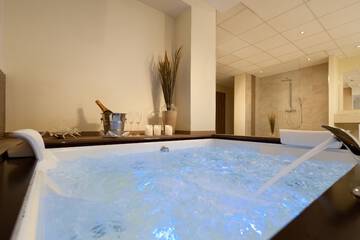 Private spa tub