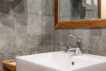Bathroom sink