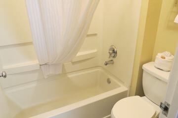 Deep soaking bathtub