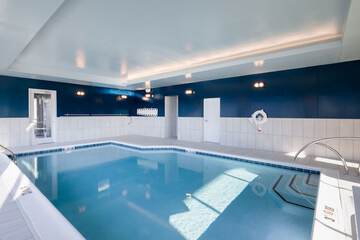 Indoor/outdoor pool