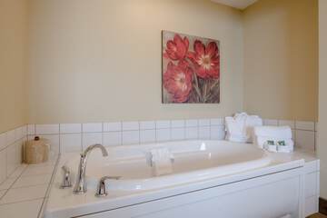 Deep soaking bathtub