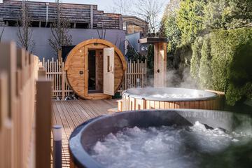 Outdoor spa tub