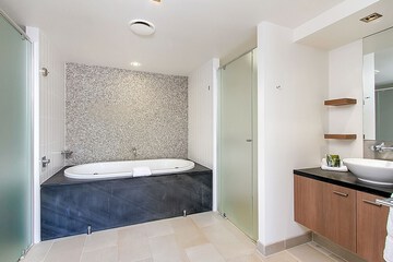 Deep soaking bathtub