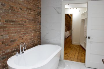 Deep soaking bathtub