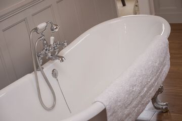 Deep soaking bathtub