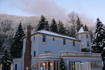 Check-in/check-out kiosk