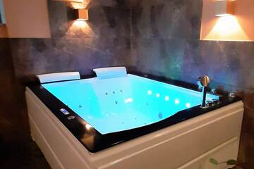 Indoor spa tub