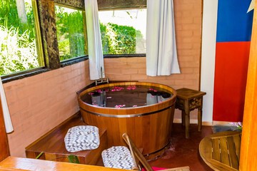Deep soaking bathtub