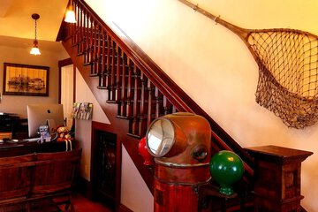 Check-in/check-out kiosk