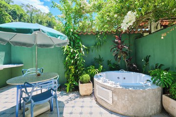 Jetted tub