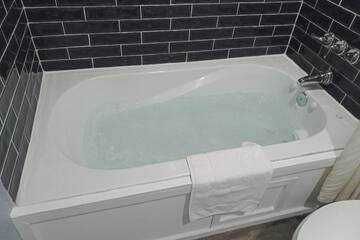 Jetted tub