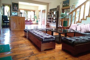 Lobby lounge