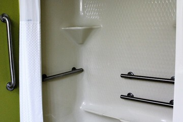 Deep soaking bathtub