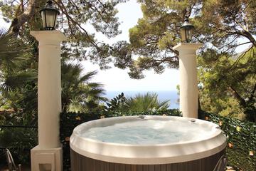 Jetted tub