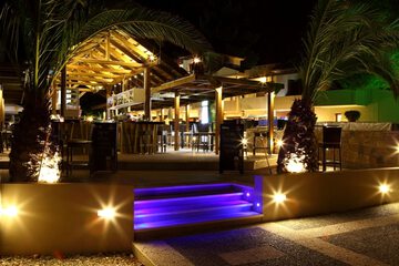 Poolside bar