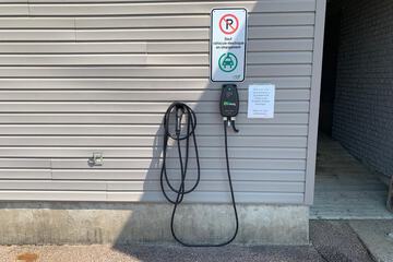 Electric vehicle charging station
