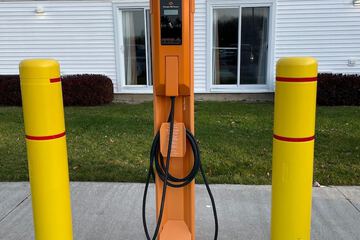 Electric vehicle charging station
