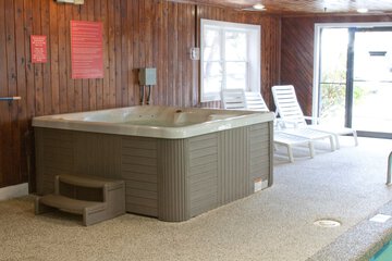 Indoor spa tub