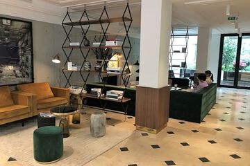 Lobby lounge