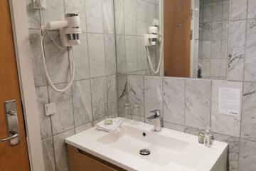 Bathroom sink