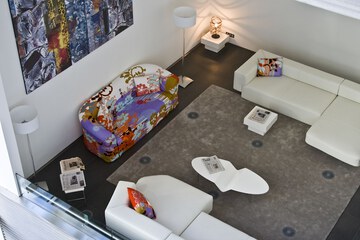 Lobby lounge