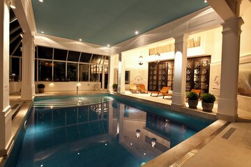 Indoor/outdoor pool