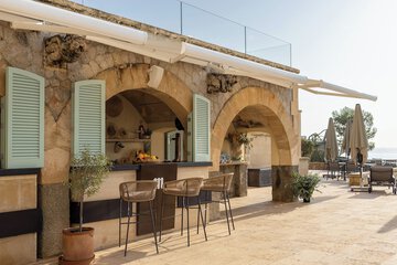 Poolside bar