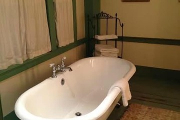 Deep soaking bathtub