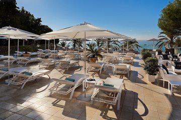 Poolside bar