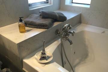 Jetted tub