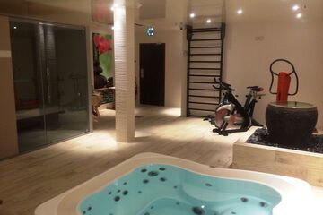 Indoor spa tub
