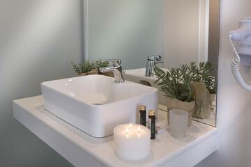 Bathroom sink