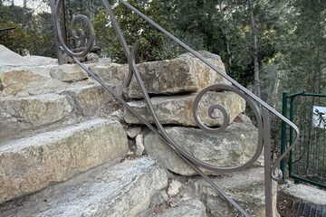 Handrails in stairways