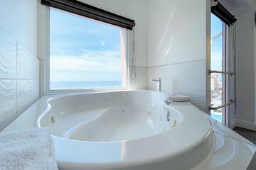 Jetted tub