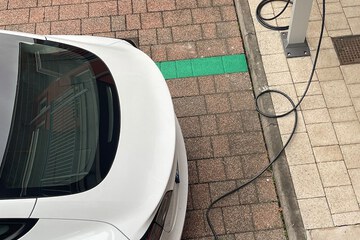 Electric vehicle charging station