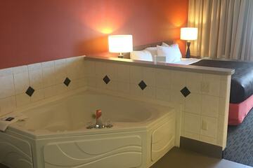 Deep soaking bathtub