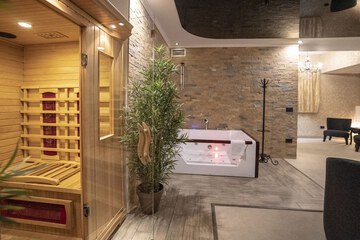Private spa tub