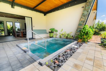 Private spa tub