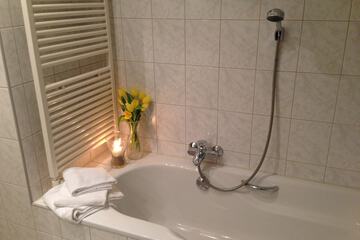 Deep soaking bathtub