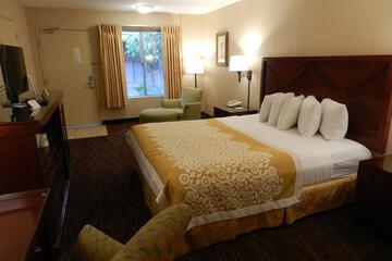 DAYS INN AND SUITES SEAWORLD AIRPORT 10