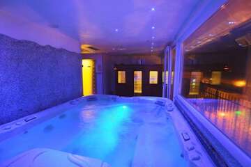Indoor spa tub