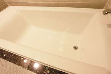 Deep soaking bathtub