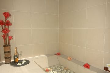 Deep soaking bathtub