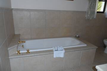 Deep soaking bathtub