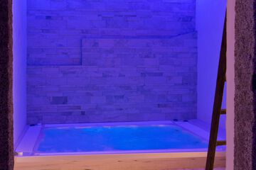 Indoor spa tub
