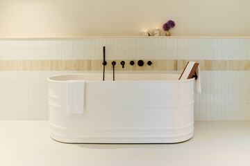 Deep soaking bathtub