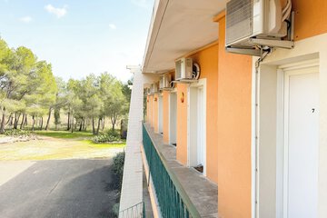 Handrails in hallways