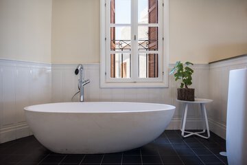 Deep soaking bathtub