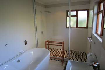 Deep soaking bathtub